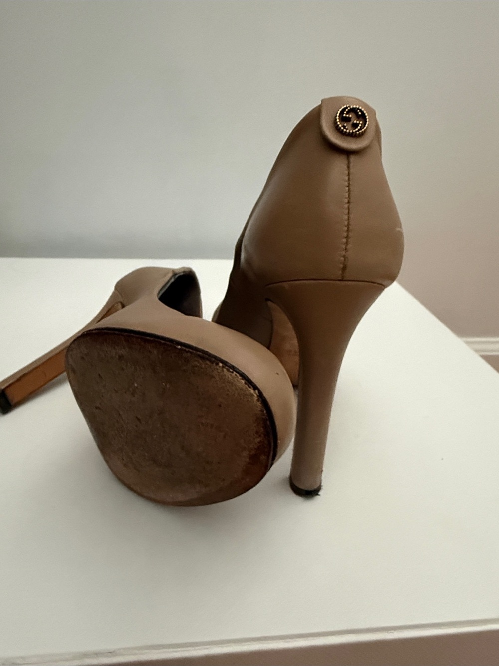Gucci Women's Tan Leather High Heel Pumps. Size 36 - Picture 3 of 5